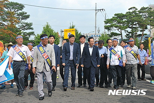 ▲ 더불어민주당 소속 의원 8명이 3일 사드 배치 예정지인 경북 성주를 찾았다. 김현권·표창원 등 민주당 의원들이 사드배치 예정지인 성산포대를 둘러본 후 성주군청으로 들어오고 있다. ⓒ뉴시스