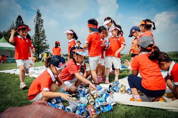 ▲ 빈 캔 등 쓰레기를 한 곳에 모으고 있는 어린이들. 이런 쓰레기가 예술품으로 변신하는 모습을 여의도 한강변에서 감상할 수 있다고 한다. ⓒ작은 따옴표 제공
