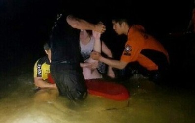 ▲ 바닷물에 빠진 피서객을 출동한 해양경찰과 119대원들이 구조하고 있다.ⓒ보령해양경찰서