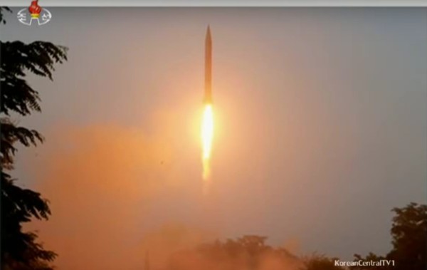 ▲ 통일부와 외교부는 지난 3일 북한의 탄도미사일 발사시험을 강력하게 규탄하며 엄중한 도발이라고 지적했다. 사진은 지난 7월 20일 북한의 조선중앙tv가 김정은이 화성표병부대의 탄도 로켓 발사훈련을 참관했다는 보도 영상 일부.ⓒ北선전매체 중계영상 캡쳐