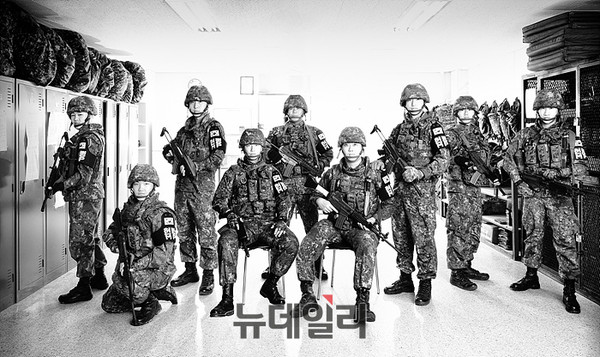 ▲ 육군 보병1사단 김정원 중사와 하재헌 중사 복귀 한 2016년 7월 24일 촬영된 사진 ⓒ라미스튜디오 현효제 사진작가