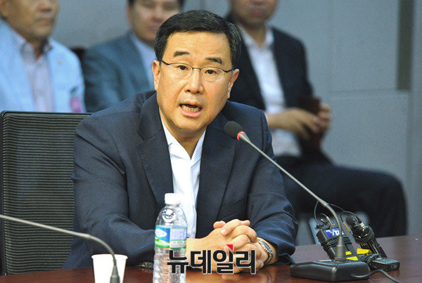 ▲ 새누리당 김정훈 의원이 4일 '북핵, 바라만 볼 것인가?' 정책토론회에 참석해 "우리도 핵무장을 심각하게 검토해야 하는 상황에 내몰리고 있다"고 말했다. ⓒ뉴데일리 이종현 기자