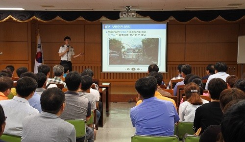 ▲ 창녕경찰서 교통과에서 우체국 집배원 등 직원 100여명을 대상으로 교통사고예방을 위한 교통안전 교육을 실시했다.ⓒ창녕경찰서 제공