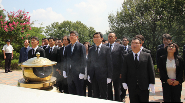 ▲ 더불어민주당 8·27 전당대회에 당 대표에 출마한 이종걸 의원(가운데)이 4일 오전 서울 동작구 국립서울현충원에서 김대중 전 대통령의 3남인 김홍걸 당 국민통합위원장과 함께 김 전 대통령의 묘역을 참배하고 있다. ⓒ이종걸 의원 블로그