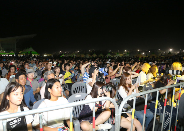 ▲ 충주호수축제 행사 공연장 관람객.ⓒ충주시