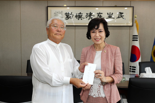 ▲ 4일 전태근씨(왼쪽)가 김양희 충북도의장에게 성금을 전달하고 있다.ⓒ충북도의회