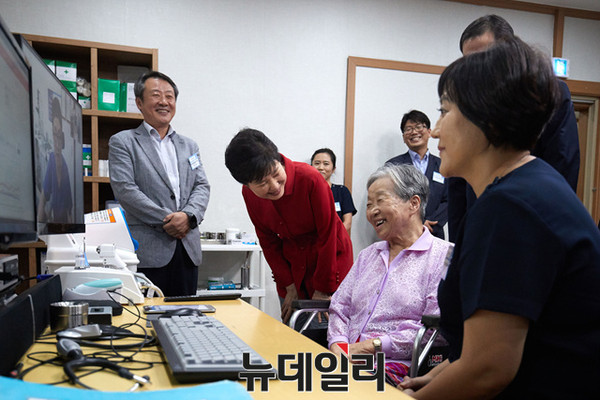 ▲ 박근혜 대통령이 4일 오후 요양시설 원격의료 시범사업 현장방문의 하나로 충남 서산시 서산효담요양원을 방문해 윤건호(왼쪽) 보건산업진흥원 R&D 진흥본부장의 설명을 들으며 원격의료 시연을 참관하고 있다. ⓒ뉴데일리