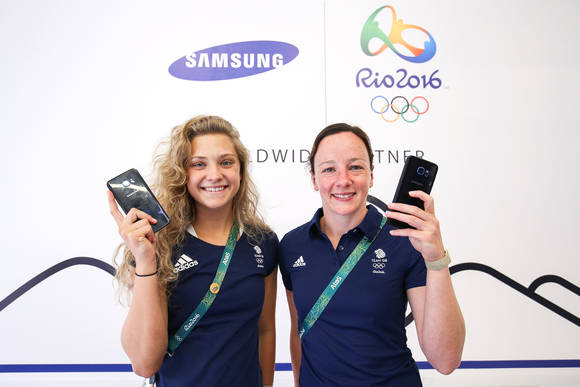 ▲ 여자 싱크로나이즈 영국 대표팀 알리시아 블래그 선수(왼쪽)와 레베카 갤랜트리 선수(오른쪽)가 '갤럭시 S7 엣지 올림픽 에디션' 을 전달받고 있다. ⓒ삼성전자