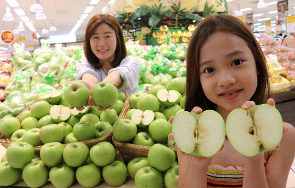 ▲ 4일 오전 서울 한강로 이마트 용산점에서 모델들이 제철을 맞아 맛이 제대로 든 아오리 사과를 선보이고 있다. ⓒ이마트