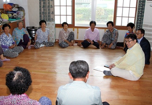 ▲ 이삼희 함안부군수가 무더위쉼터를 방문해 어르신들의 안부를 묻고 폭염대비 국민행동요령을 홍보했다.ⓒ함안군 제공