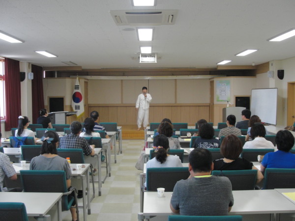 ▲ 중요무형문화재 제68호 밀양백중놀이 예능보유자인  하용부 선생이  관내 초ㆍ중등 교원 및 교육전문직원 35명을 대상으로 ‘밀양아리랑 배우기’를 실시했다.ⓒ밀양교육 지원청 제공