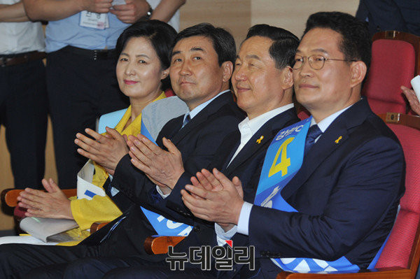 ▲ 5일 서울 여의도 국회 의원회관에서 열린 더불어민주당 당 대표 선출을 위한 예비경선에서 추미애(왼쪽부터) 이종걸 김상곤 송영길 후보가 나란히 앉아있다. ⓒ뉴데일리 이종현 기자