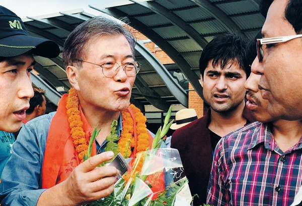 ▲ 지난 6월 네팔에서 현지인들과 대화하는 더불어민주당 문재인 전 대표ⓒ페이스북