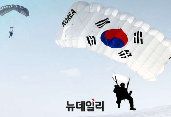 ▲ 공수특전단의 낙하훈련 모습.ⓒ뉴데일리 정상윤 사진기자