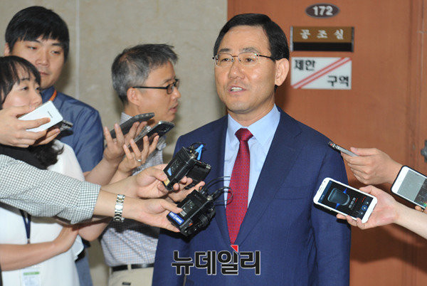 ▲ 새누리당의 비박계가 주호영 후보로 단일화 됐다. 5일 주호영 후보와 정병국 후보는 기자회견을 통해 주호영 후보로 단일화가 이뤄졌음을 밝혔다. ⓒ뉴데일리 이종현 기자