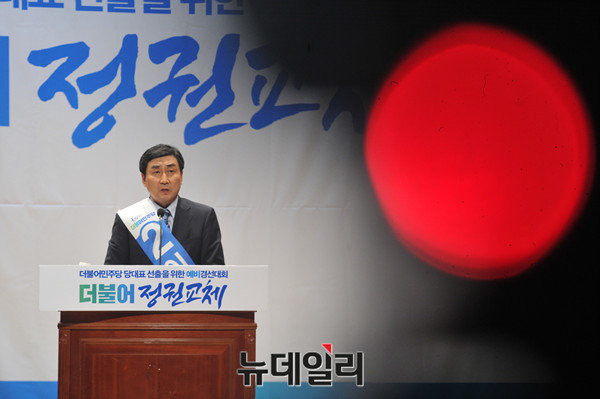 ▲ 더불어민주당 이종걸 의원이 5일 8·27 전당대회 당 대표 예비경선을 통과하면서 당내 계파싸움은 이어질 전망이다. ⓒ뉴데일리 이종현 기자