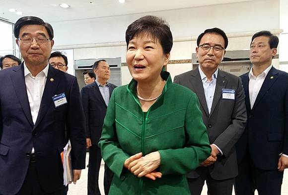 ▲ 박근혜 대통령은 5일 신한은행의 스마트워킹센터(도곡중앙지점)을 방문해 현장의 목소리를 청취했다. 사진 왼쪽부터 이기권 고용노동부 장관, 박근혜 대통령, 조용병 신한은행장.ⓒ뉴데일리
