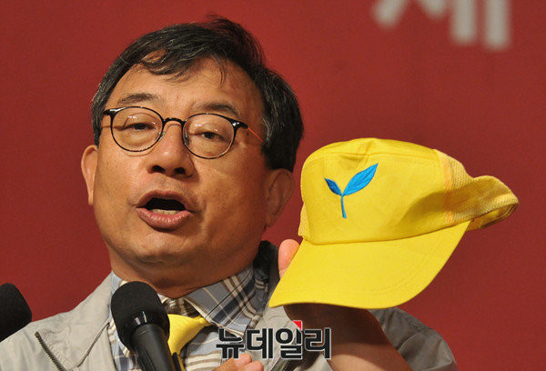 ▲ 새누리당 이정현 의원이 6일 서울 양재동에서 열린 합동연설회에서 지난 2012년 총선 당시 광주에서 썼던 모자를 내보이며 '비박 단일화'를 에둘러 비판하고 있다. ⓒ뉴데일리 이종현 기자