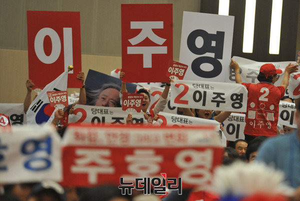 ▲ 6일 수도권 합동연설회가 열린 서울 양재동 구 교육문화회관에 집결한 새누리당 이주영 의원의 지지자들이 연설 도중 후보자의 이름을 연호하고 있다. ⓒ뉴데일리 이종현 기자