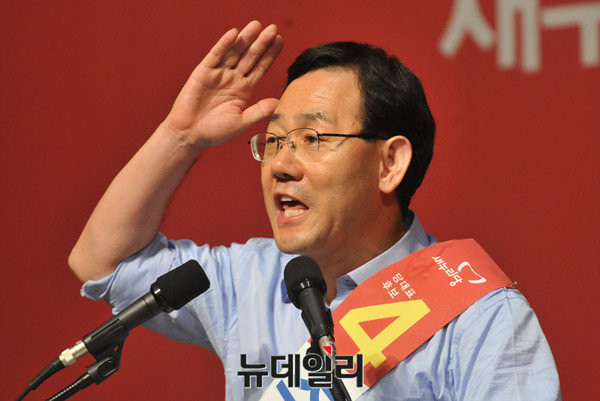 ▲ 새누리당 주호영 의원이 6일 새누리당 8·9 전당대회 후보자 수도권·강원권 합동연설회에서 총선 패배의 책임은 친박에 있다는 점을 분명히 하는 내용의 연설을 하고 있다. ⓒ뉴데일리 이종현 기자