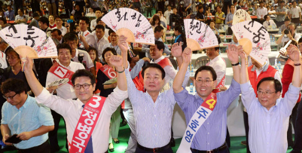 ▲ 지난 3일 전북 전주에서 열린 합동연설회에서 새누리당 당대표 후보자들이 소통·화합·헌신 등의 구호가 적힌 부채를 들어올려 보이고 있다. 8·9 전당대회 이후 새누리당에 가장 절실히 필요한 것은 정병국 의원이 보여줬던 것과 같은 결과에 대한 승복, 그리고 이를 통한 통합과 단결이라는 지적이다. ⓒ뉴시스 사진DB