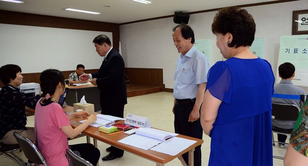 ▲ 새누리당의 전북지역 선거인단이 투표를 하고 있는 모습. 오는 8·9 전당대회에 출마한 새누리당 대표를 선출하기 위함이다. ⓒ뉴시스 DB