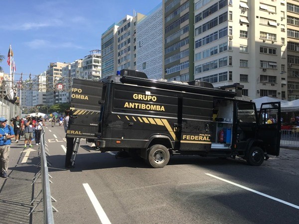 ▲ 2016 리우올림픽 남자 도로사이클 종목 결승선 인근에서 6일(현지시간) 큰 폭발음이 일어나 한 때 폭탄 테러로 의심되는 소동이 발생했다. 사진은 현장에 투입된 현지 폭발물처리반 차량.ⓒ프랑스 매체 '라 프로방스' 소속 기자 BLANCHARD 트위터