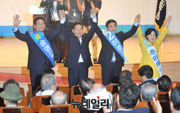 ▲ 오는 8·27 전당대회에 참가하는 더불어민주당 당 대표 후보자들이 인사를 하고 있다. 이 중 송영길 후보(왼쪽)는 컷오프 됐다. ⓒ뉴데일리 이종현 기자