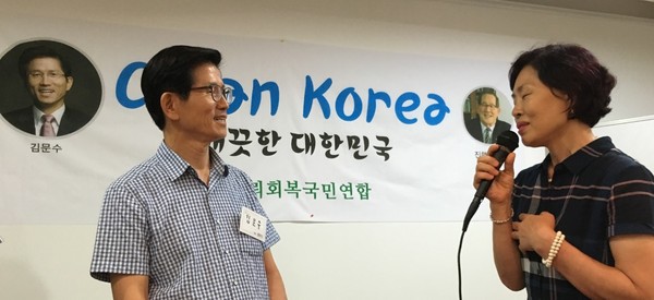 ▲ 김문수 전지사와 대화하는 박서현 이사.