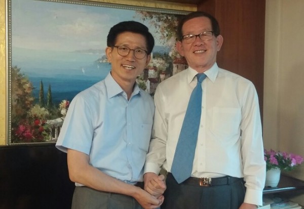 ▲ 문무일 신뢰회복국민연합 중앙총장 집을 찾은 김문수 전 지사.