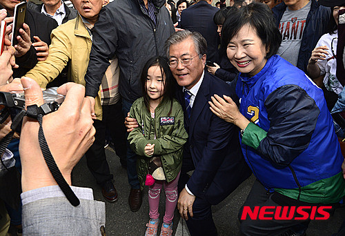 ▲ 더불어민주당을 사실상 장악하고 있는 문재인 전 대표와 친문계 핵심인 손혜원 의원. ⓒ뉴시스