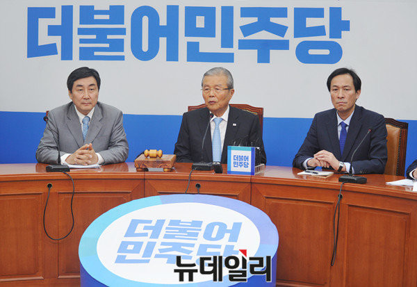 ▲ 더불어민주당 초선의원 6명이 사드 배치 문제와 관련, 중국 방문 일정을 강행키로 했다. 이는 더불어민주당 김종인 대표 (가운데)도 