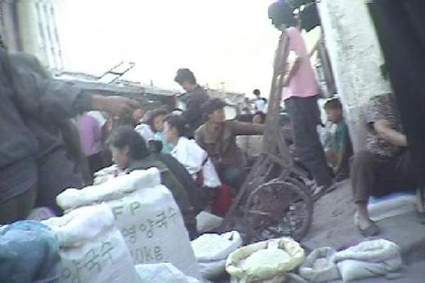 ▲ 북한 김정은 집단이 '장마당'을 없애려는 걸까. 최근 북한에서는 보안원들이 '이동초소'를 운영하면서 주민들의 이동을 강하게 통제하고 있다고 한다. 사진은 2011년 4월 '조선일보'가 보도한 북한 혜산의 장마당. ⓒ조선일보 관련보도 화면캡쳐