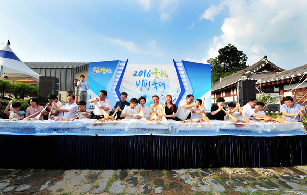 ▲ 지난 6일 열린 ‘2016 군위 빙(氷)빙축제’ 개막식에서 김영만 군위군수 등이 행사를 함께 축하하고 있다.ⓒ군위군 제공