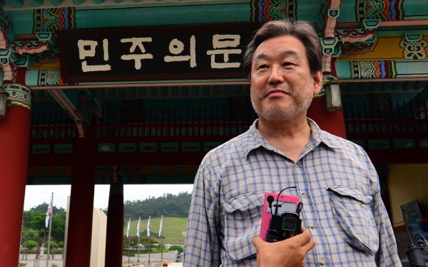 ▲ 김무성 전 새누리당 대표가 3일 오전 광주 북구 운정동 국립5·18민주묘지에서 오월 열사에 참배를 한 뒤 민주의문 앞에서 인터뷰를 하고 있다. ⓒ 뉴시스