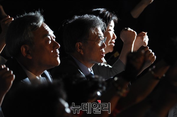 ▲ 문재인 전 더불어민주당 대표와 야당 의원들이 지난 5월 17일 오후 광주 금남로 일원에서 열린 제 36주년 5.18 기념식 전야제에서 팔뚝질을 하고 있다. ⓒ뉴데일리 DB