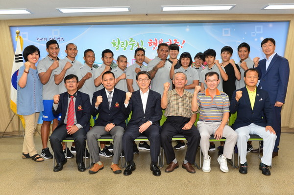 ▲ 지난 4일 인도네시아 서자바주 복싱 선수단이 영주시청을 찾아 양국의 복싱교류에 대해 환담을 나눴다.ⓒ영주시 제공