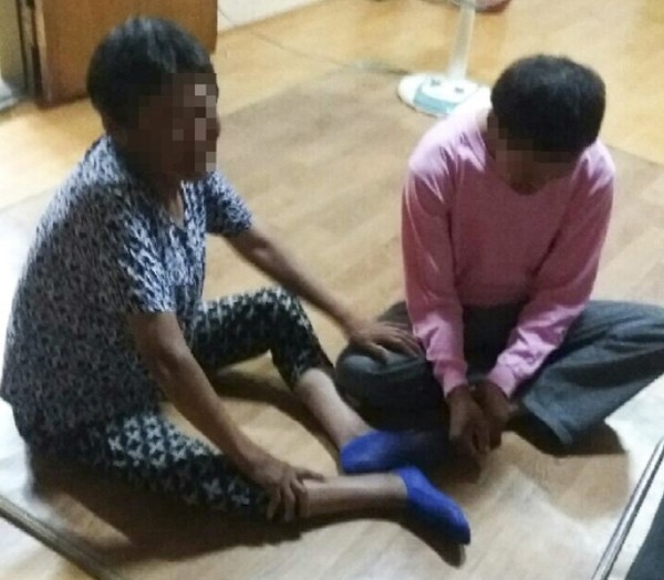 ▲ 19년간 축사 노예 생활후 칠순 노모와 상봉한 고씨(오른쪽).ⓒ청주 청원경찰서