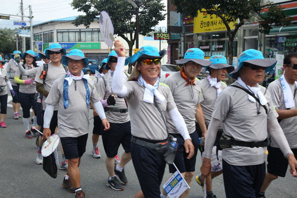 ▲ 충북 영동과 단양을 잇는 450km종주단이 8일 영동읍 시가지를 걸으며 주민들의 환호를 받고 있다.ⓒ영동군
