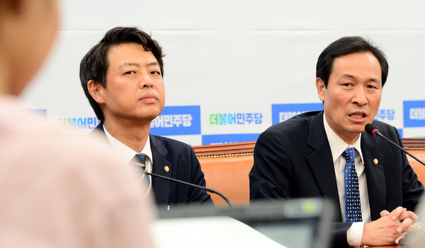 ▲ 5일 오후 서울 여의도 국회 더불어민주당 원내대표실에서 우상호 원내대표(오른쪽)와 사드 대책위 간사인 김영호 의원이 기자간담회를 갖고 사드 배치에 반대하는 더불어민주당 소속 초선의원 6명의 중국 방문 논란에 대해 설명하고 있다.ⓒ뉴시스