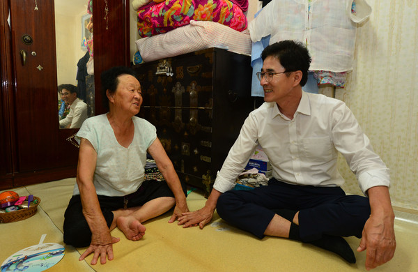 ▲ 김장주 경북도 행정부지사(오른쪽)이 8일 안동시 법상동 독거 노인 집을 찾아 애로사항을 청취했다. 김 부지사는 이날 취임식을 생략한채 민생현장을 찾았다.ⓒ경북도 제공