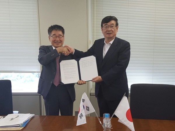 ▲ 이종인 이사장(왼쪽)이 호시노 코다마 JAEA 사장과 MOU에 사인한뒤 협력을 다짐하고 있다.ⓒ한국원자력환경공단 제공