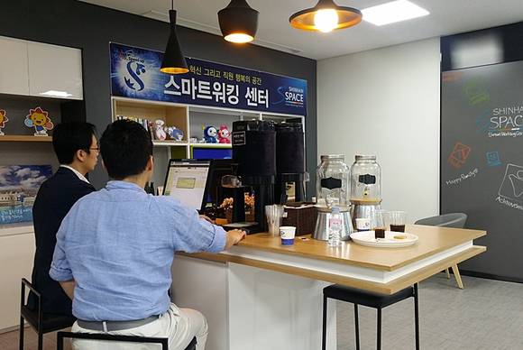 ▲ 신한은행 직원들이 휴게공간에서 커피를 마시며 자유로운 업무를 보고 있는 모습. ⓒ뉴데일리DB