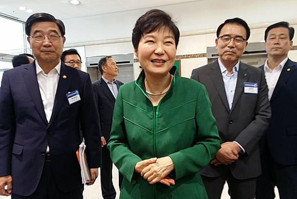 ▲ 지난 5일 신한은행 도곡중앙점 스마트워킹센터를 방문한 박근혜 대통령이 시민들과 이야기를 나누고 있는 모습. (왼쪽부터)이기권 고용노동부 장관, 박근혜 대통령, 조용병 신한은행장. ⓒ뉴데일리DB