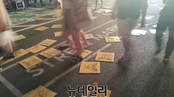 ▲ 코오롱이 관객들을 위해 준비한 깔개.ⓒ뉴데일리