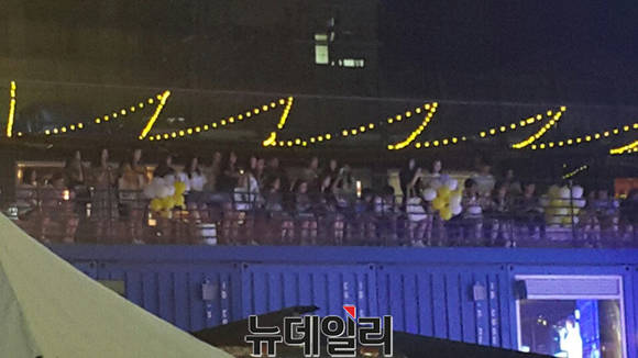 ▲ 관객들이 난간에 기대어 공연을 관람하고 있는 모습.ⓒ뉴데일리