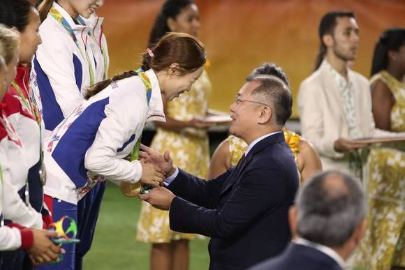 ▲ 정의선 부회장이 8일 브라질 리우데자네이루 삼바도로 양궁장에서 여자 단체 금메달을 확정지은 기보배 선수를 격려하고 있다.ⓒ대한양궁협회