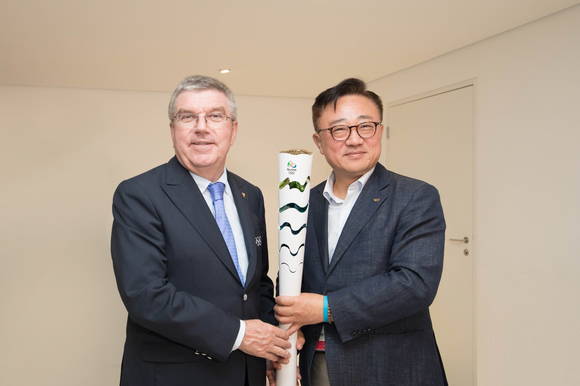 ▲ 6일(현지시간) 토마스 바흐 IOC 위원장(왼쪽)이 브라질 리우데자네이루 올림픽공원에 위치한 삼성전자 갤럭시 스튜디오를 방문해 고동진 삼성전자 사장과 기념 촬영을 하고 있다. ⓒ삼성전자.
