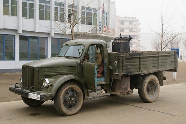 ▲ 북한에서는 기업소(회사) 트럭 운전사들이 연료비, 수리비 등을 모두 부담해야 한다고 '자유아시아방송(RFA)'이 소식통을 인용해 보도했다. 사진은 북한군 수송트럭. ⓒ나무위키 공개사진 캡쳐