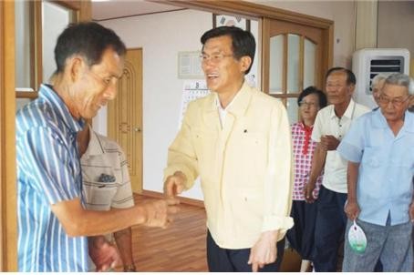 ▲ 홍성열 증평군수가 8일 증평읍 죽리 경로당을 방문, 폭염 더위에 고행하고 있는 노인들을 위로하고 있다.ⓒ증평군